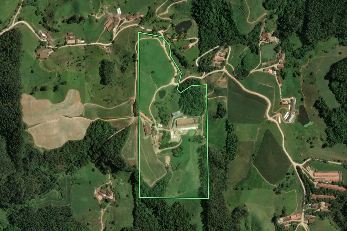 Imagem de satélite do imóvel rural em Rio Fortuna (SC), com o contorno declarado no CAR desenhado por cima.