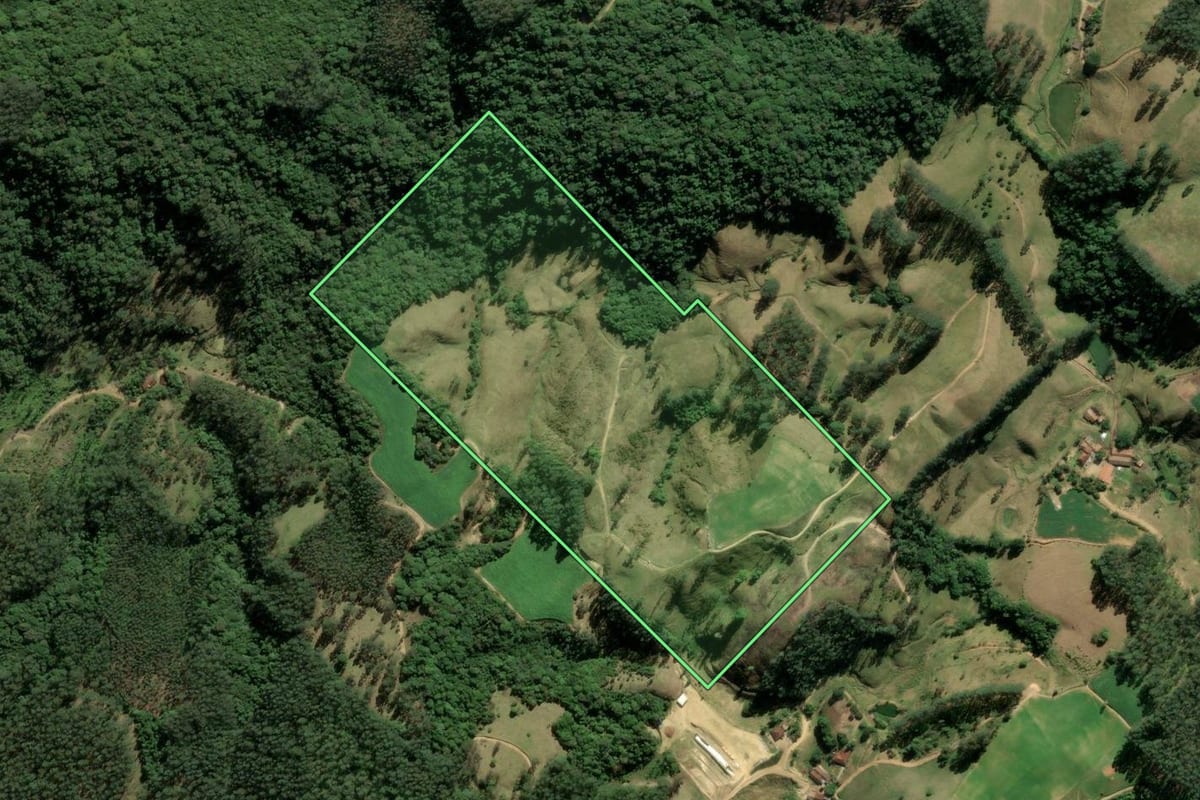 Imagem de satélite do imóvel rural em Rio Fortuna (SC), com o contorno declarado no CAR desenhado por cima.