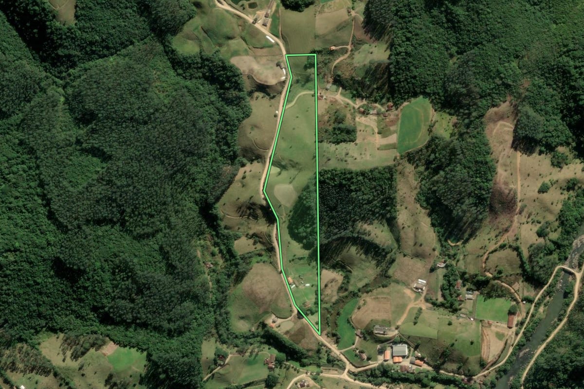 Imagem de satélite do imóvel rural em Rio Fortuna (SC), com o contorno declarado no CAR desenhado por cima.