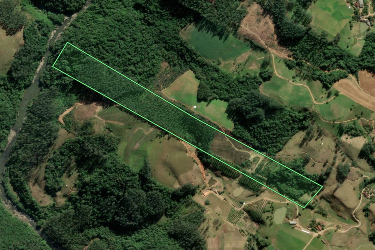 Imagem de satélite do imóvel rural em Rio Fortuna (SC), com o contorno declarado no CAR desenhado por cima.
