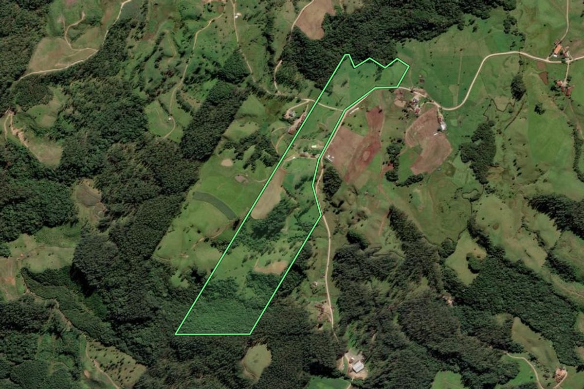 Imagem de satélite do imóvel rural em Rio Fortuna (SC), com o contorno declarado no CAR desenhado por cima.