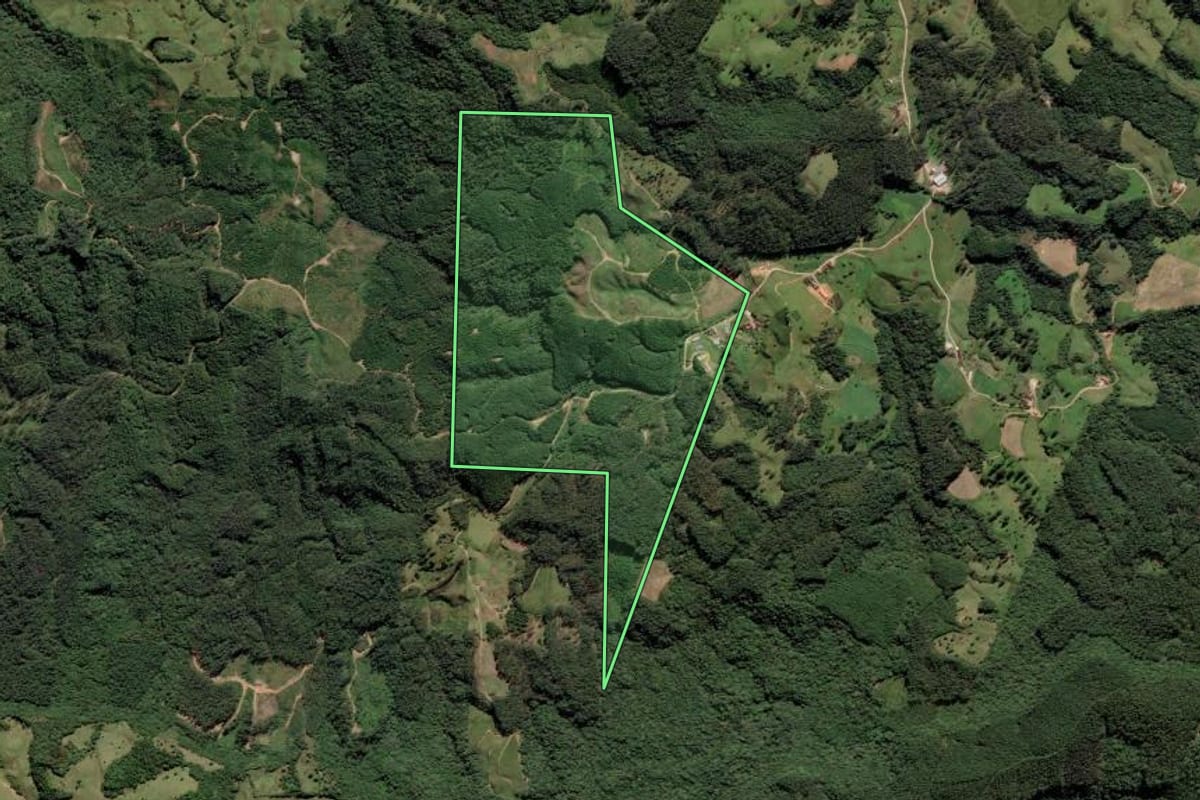 Imagem de satélite do imóvel rural em Rio Fortuna (SC), com o contorno declarado no CAR desenhado por cima.