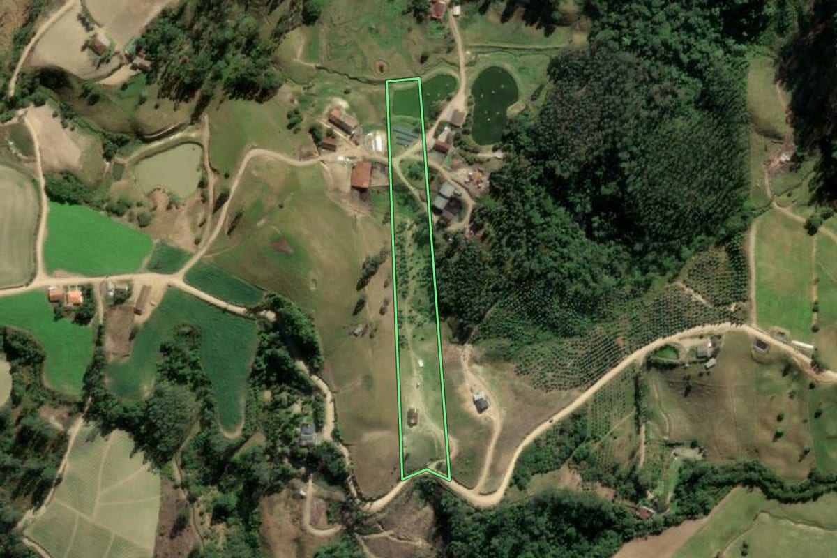Imagem de satélite do imóvel rural em Rio Fortuna (SC), com o contorno declarado no CAR desenhado por cima.