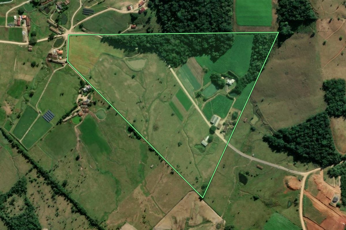 Imagem de satélite do imóvel rural em Rio Fortuna (SC), com o contorno declarado no CAR desenhado por cima.
