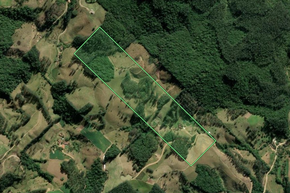 Imagem de satélite do imóvel rural em Rio Fortuna (SC), com o contorno declarado no CAR desenhado por cima.