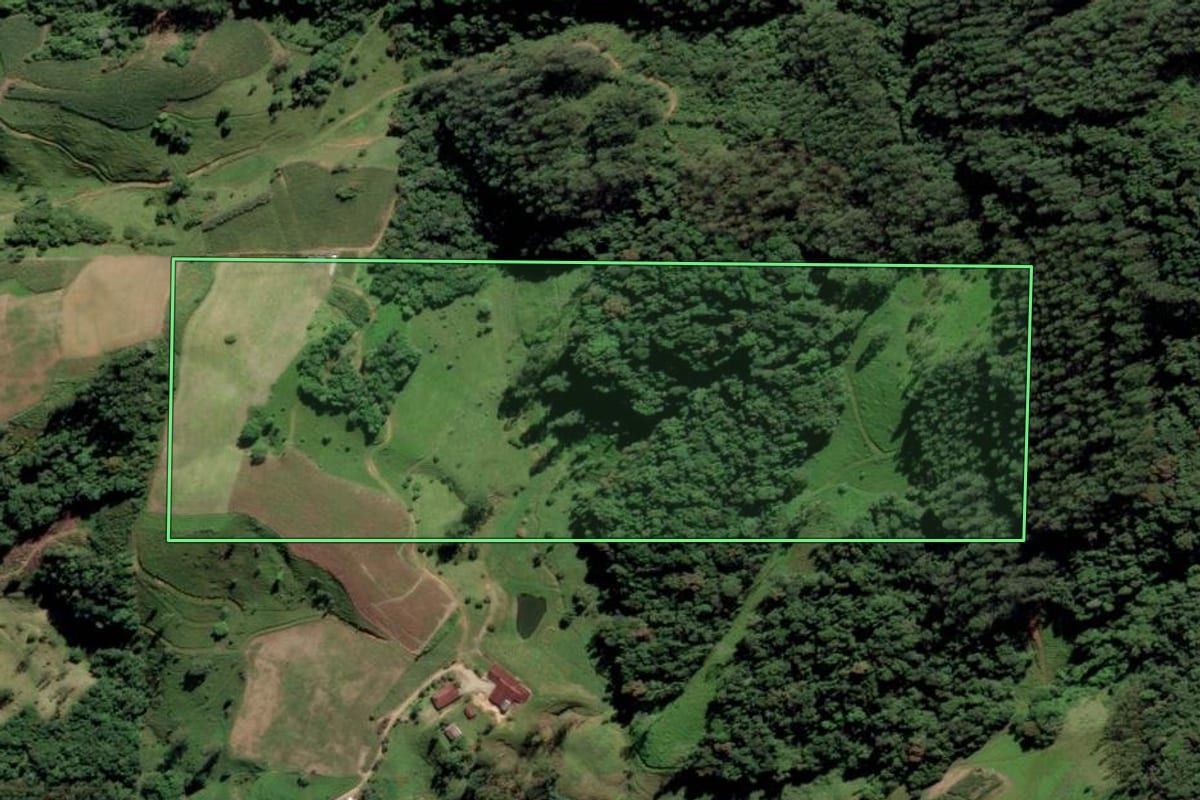 Imagem de satélite do imóvel rural em Rio Fortuna (SC), com o contorno declarado no CAR desenhado por cima.