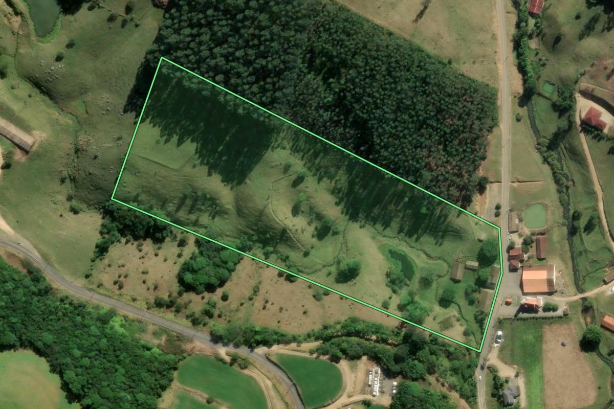 Imagem de satélite do imóvel rural em Rio Fortuna (SC), com o contorno declarado no CAR desenhado por cima.