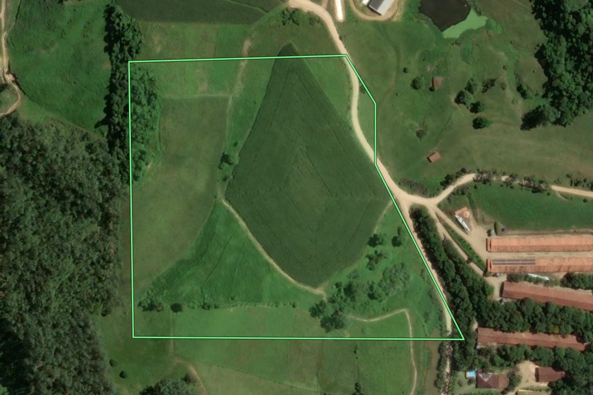 Imagem de satélite do imóvel rural em Rio Fortuna (SC), com o contorno declarado no CAR desenhado por cima.