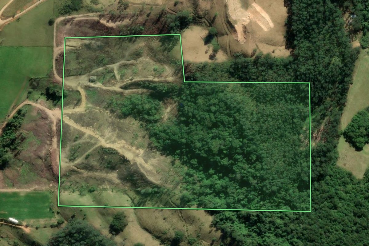 Imagem de satélite do imóvel rural em Rio Fortuna (SC), com o contorno declarado no CAR desenhado por cima.