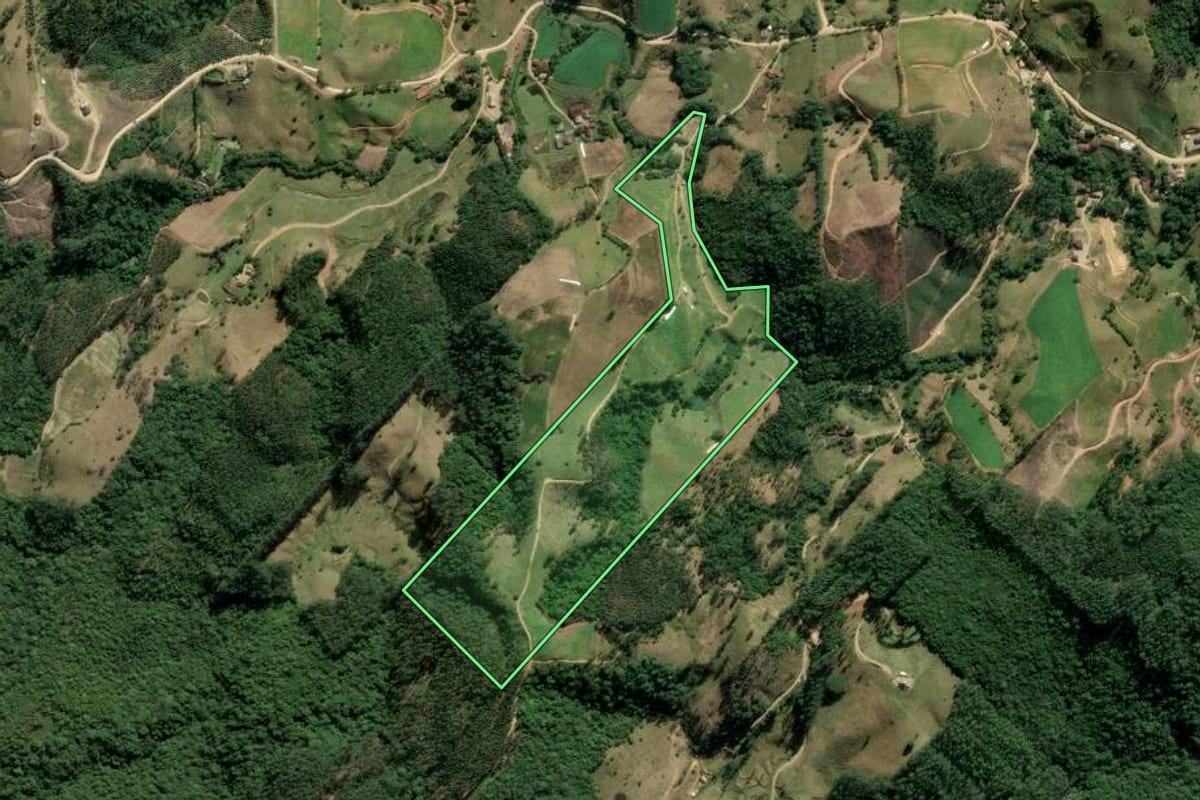 Imagem de satélite do imóvel rural em Rio Fortuna (SC), com o contorno declarado no CAR desenhado por cima.