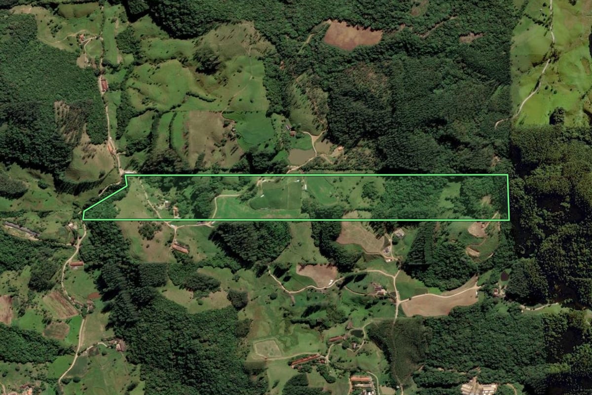 Imagem de satélite do imóvel rural em Rio Fortuna (SC), com o contorno declarado no CAR desenhado por cima.