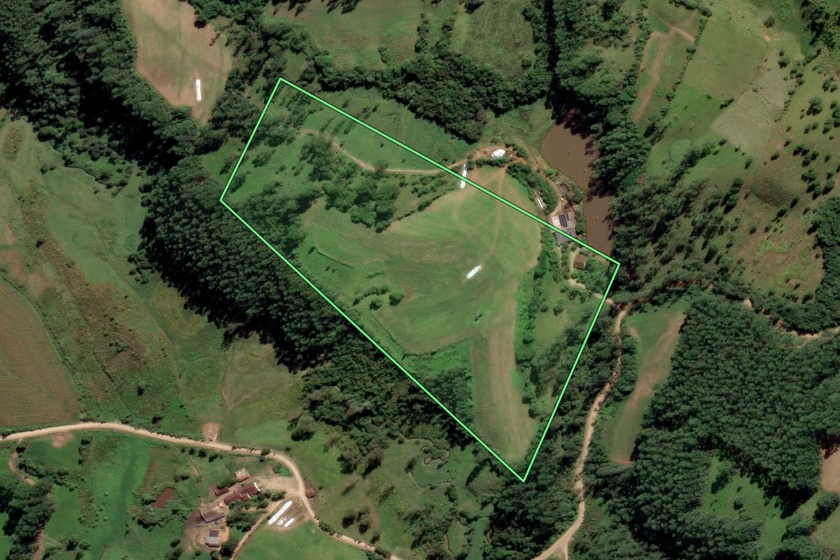 Imagem de satélite do imóvel rural em Rio Fortuna (SC), com o contorno declarado no CAR desenhado por cima.