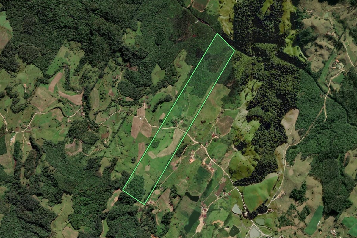 Imagem de satélite do imóvel rural em Rio Fortuna (SC), com o contorno declarado no CAR desenhado por cima.