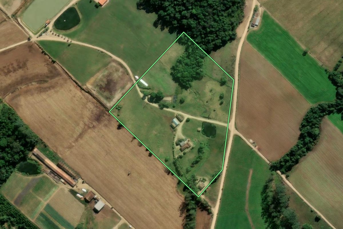 Imagem de satélite do imóvel rural em Rio Fortuna (SC), com o contorno declarado no CAR desenhado por cima.