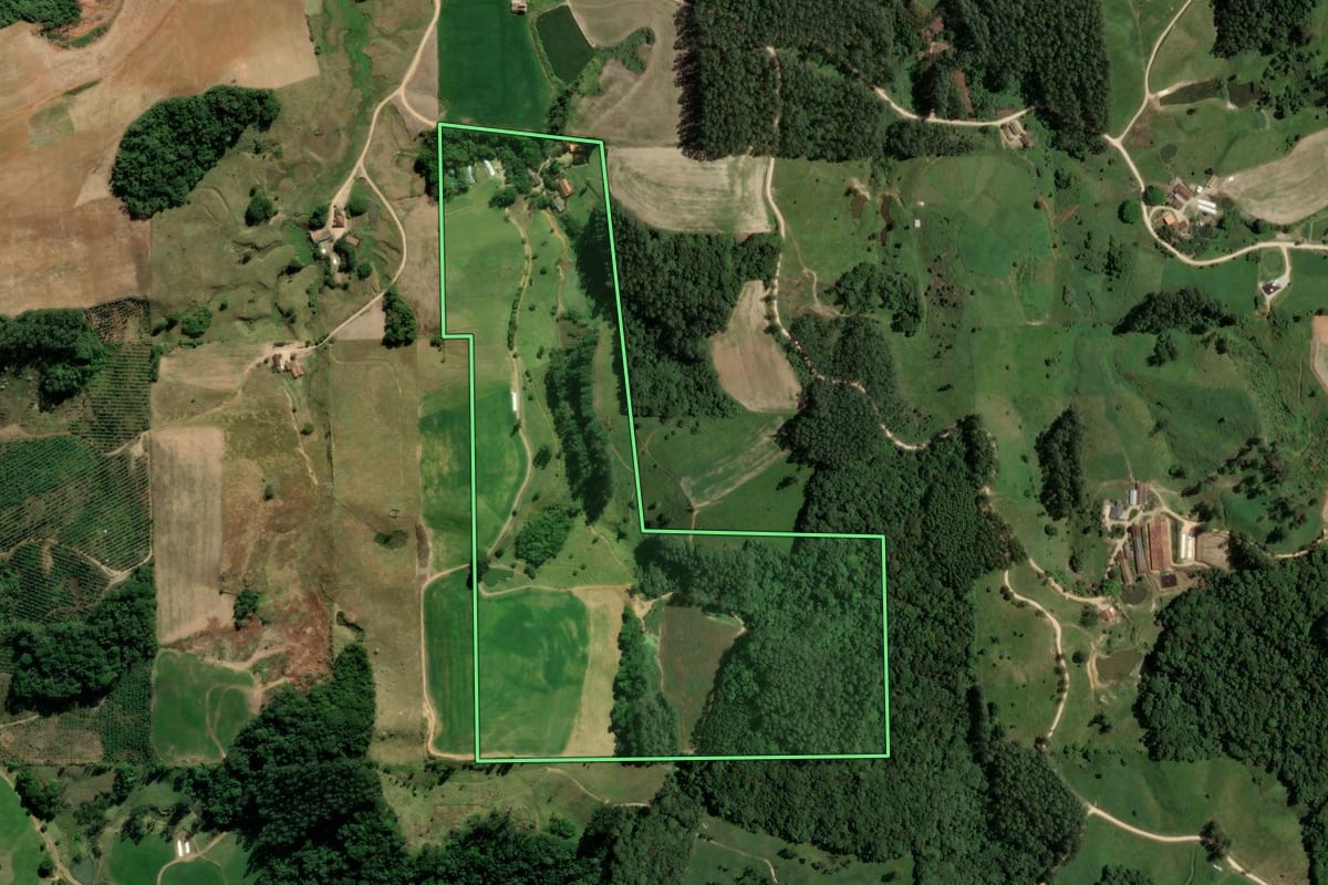 Imagem de satélite do imóvel rural em Rio Fortuna (SC), com o contorno declarado no CAR desenhado por cima.