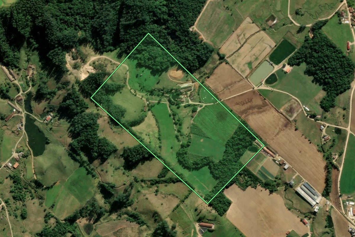 Imagem de satélite do imóvel rural em Rio Fortuna (SC), com o contorno declarado no CAR desenhado por cima.