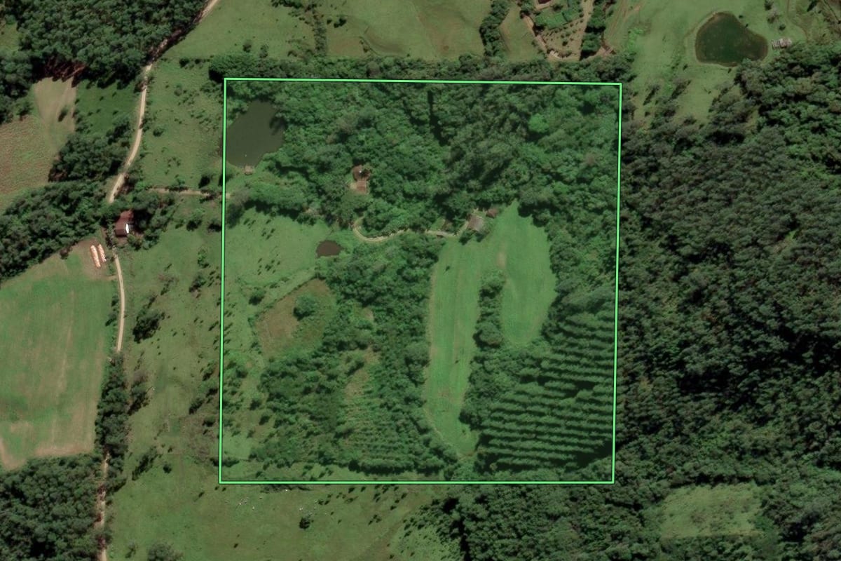 Imagem de satélite do imóvel rural em Rio Fortuna (SC), com o contorno declarado no CAR desenhado por cima.
