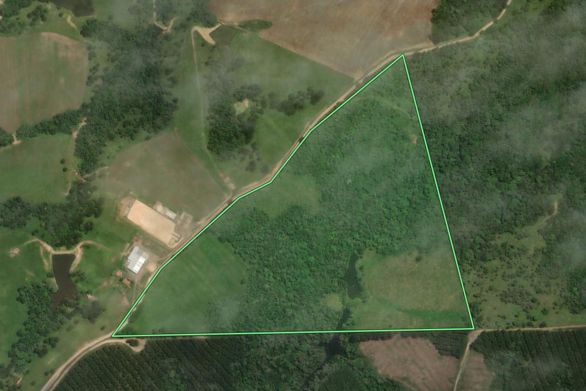 Imagem de satélite do imóvel rural em Rio Negrinho (SC), com o contorno declarado no CAR desenhado por cima.