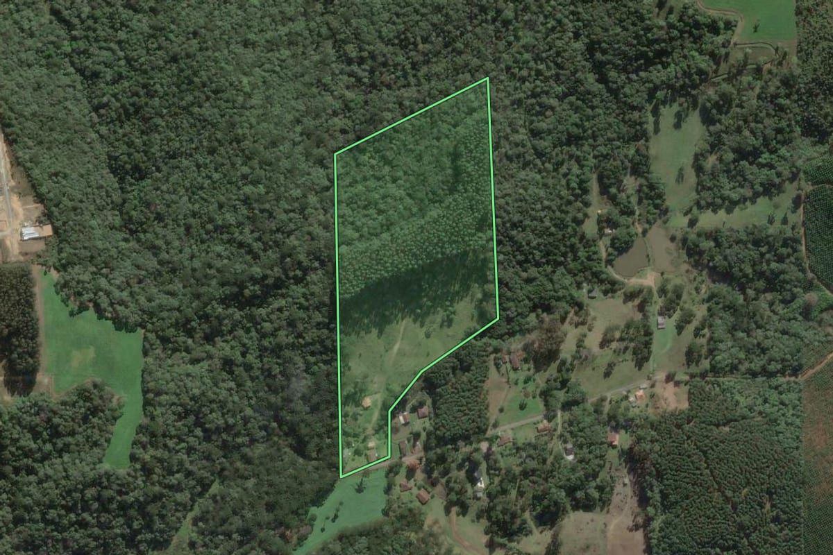 Imagem de satélite do imóvel rural em Rio Negrinho (SC), com o contorno declarado no CAR desenhado por cima.