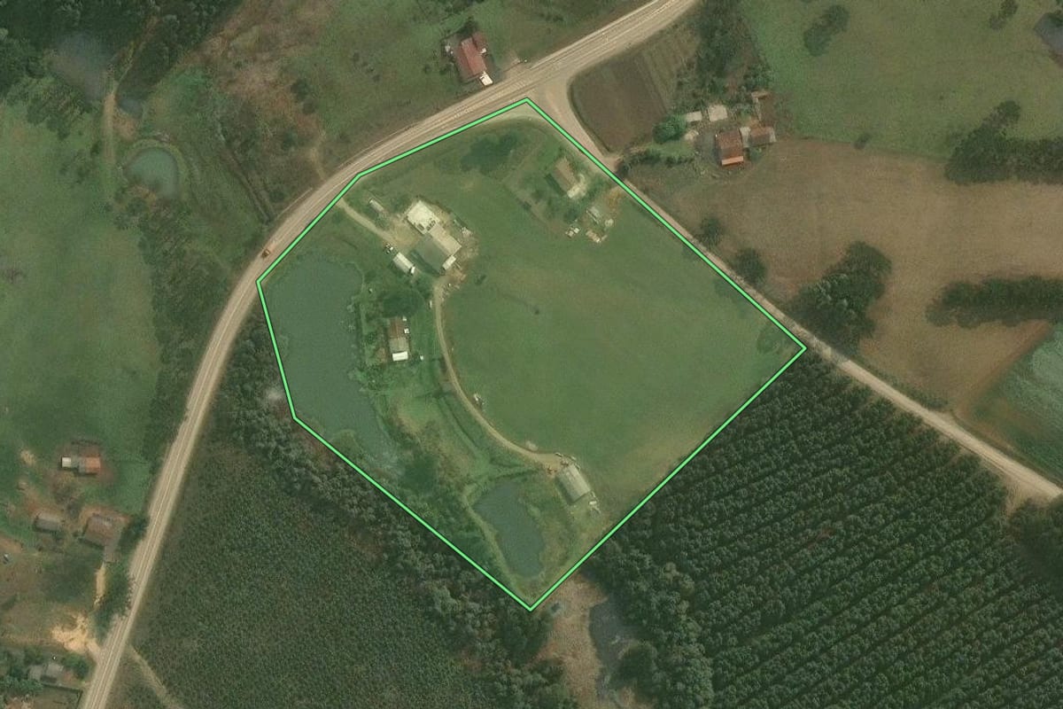 Imagem de satélite do imóvel rural em Rio Negrinho (SC), com o contorno declarado no CAR desenhado por cima.
