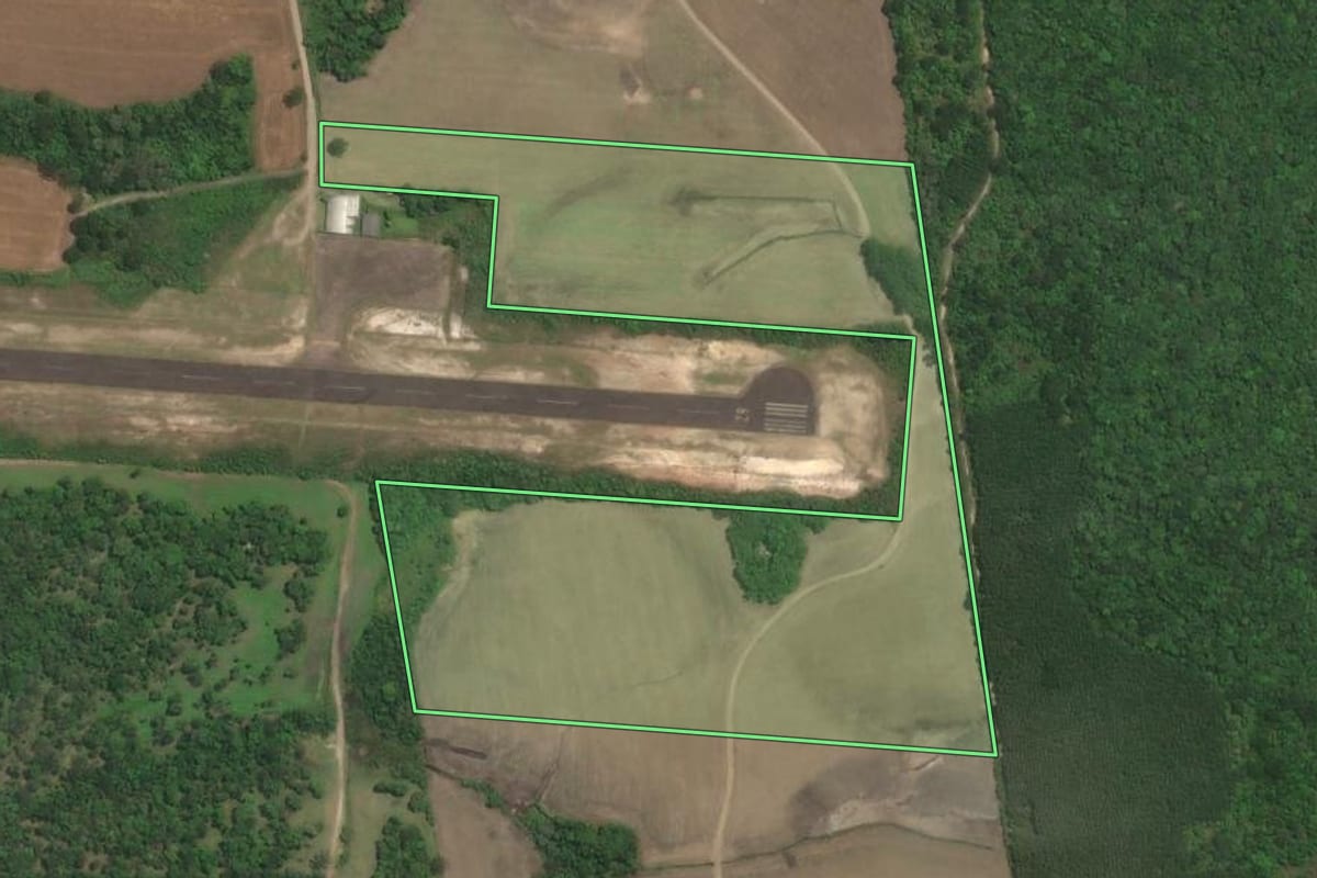 Imagem de satélite do imóvel rural em Rio Negrinho (SC), com o contorno declarado no CAR desenhado por cima.