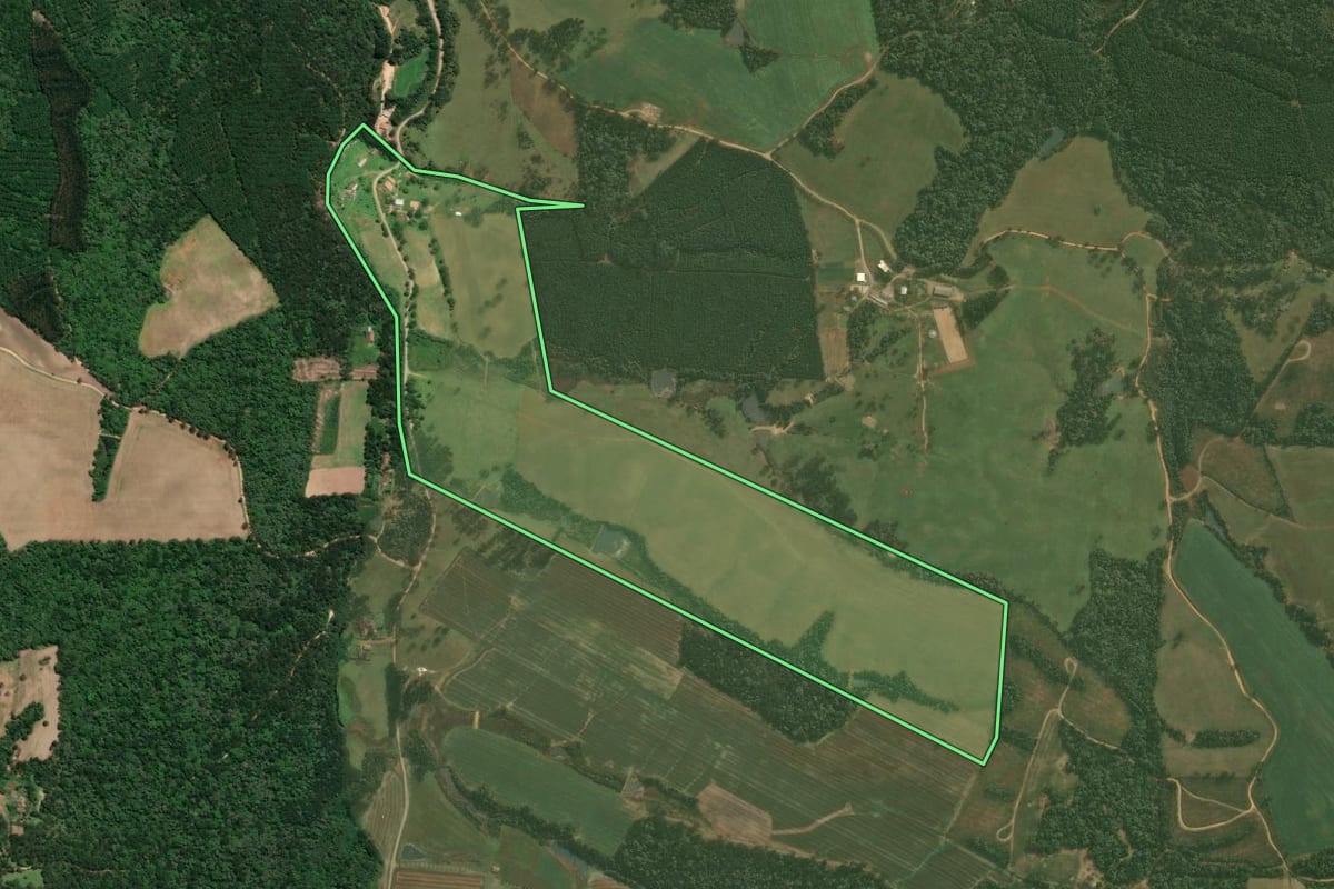 Imagem de satélite do imóvel rural em Rio Negrinho (SC), com o contorno declarado no CAR desenhado por cima.