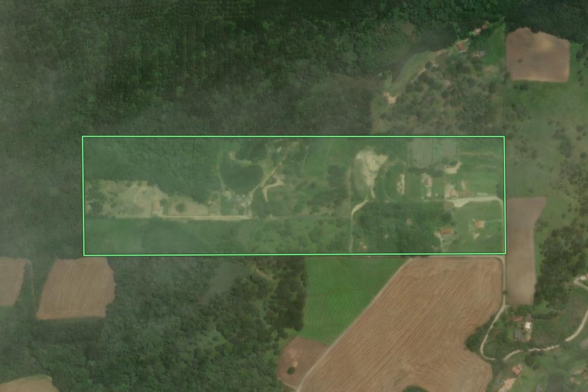 Imagem de satélite do imóvel rural em Rio Negrinho (SC), com o contorno declarado no CAR desenhado por cima.