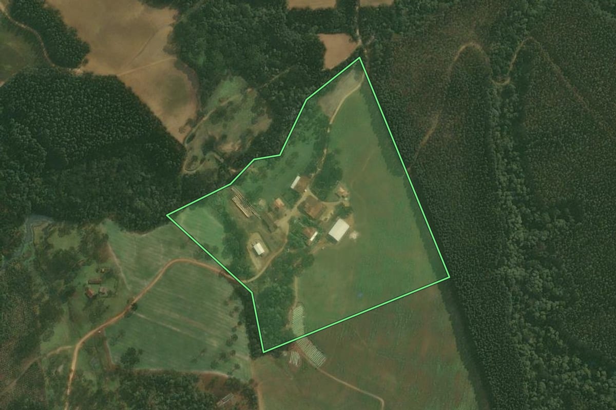 Imagem de satélite do imóvel rural em Rio Negrinho (SC), com o contorno declarado no CAR desenhado por cima.