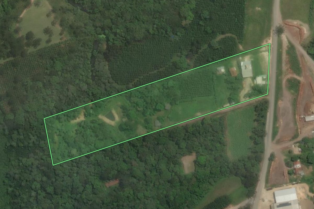 Imagem de satélite do imóvel rural em Rio Negrinho (SC), com o contorno declarado no CAR desenhado por cima.