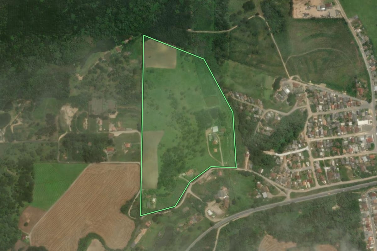 Imagem de satélite do imóvel rural em Rio Negrinho (SC), com o contorno declarado no CAR desenhado por cima.