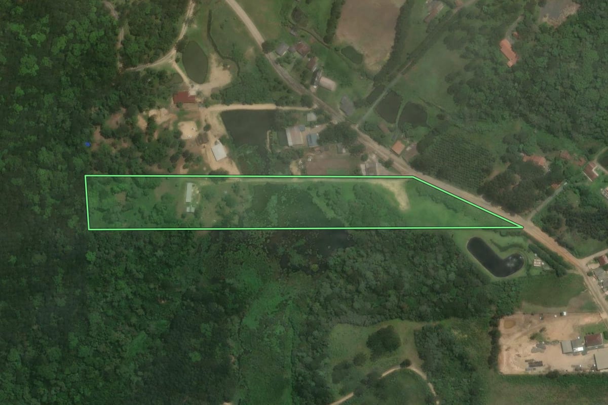 Imagem de satélite do imóvel rural em Rio Negrinho (SC), com o contorno declarado no CAR desenhado por cima.