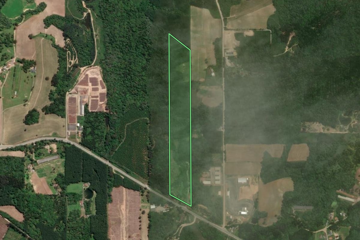 Imagem de satélite do imóvel rural em Rio Negrinho (SC), com o contorno declarado no CAR desenhado por cima.