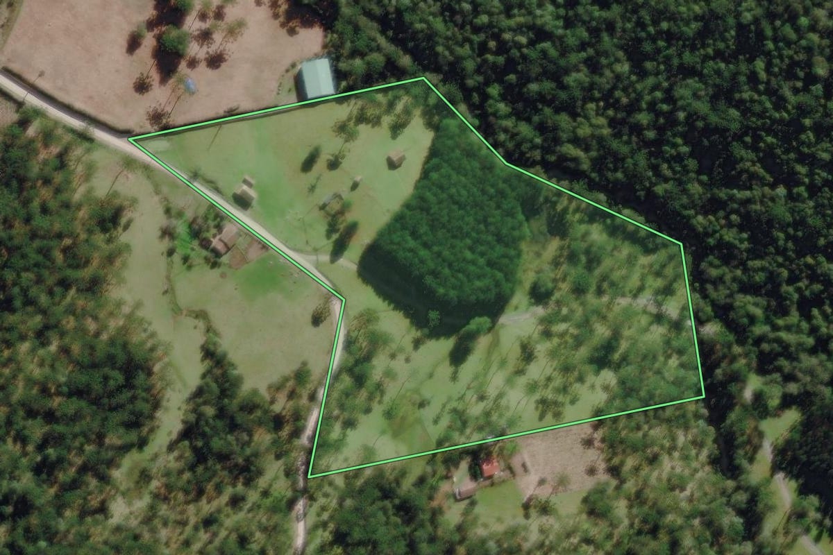 Imagem de satélite do imóvel rural em Rio Negrinho (SC), com o contorno declarado no CAR desenhado por cima.