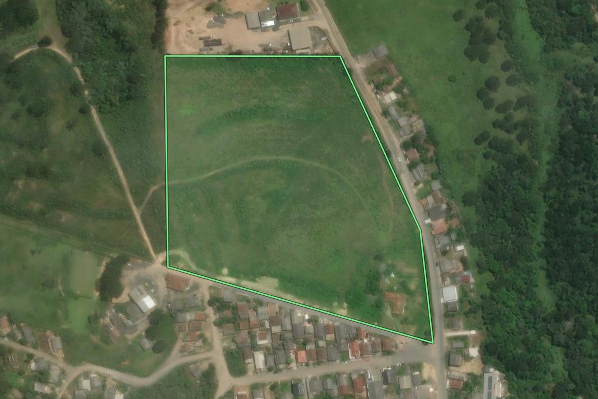 Imagem de satélite do imóvel rural em Rio Negrinho (SC), com o contorno declarado no CAR desenhado por cima.