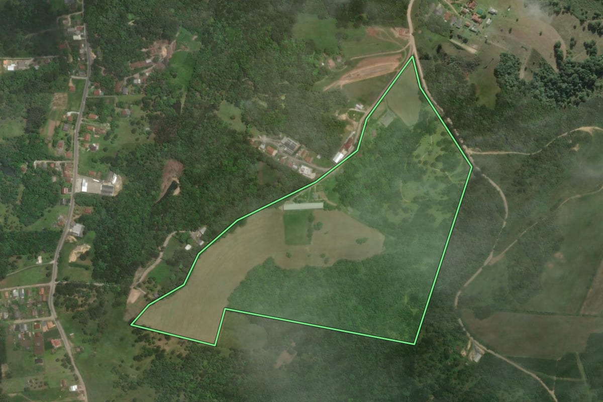 Imagem de satélite do imóvel rural em Rio Negrinho (SC), com o contorno declarado no CAR desenhado por cima.