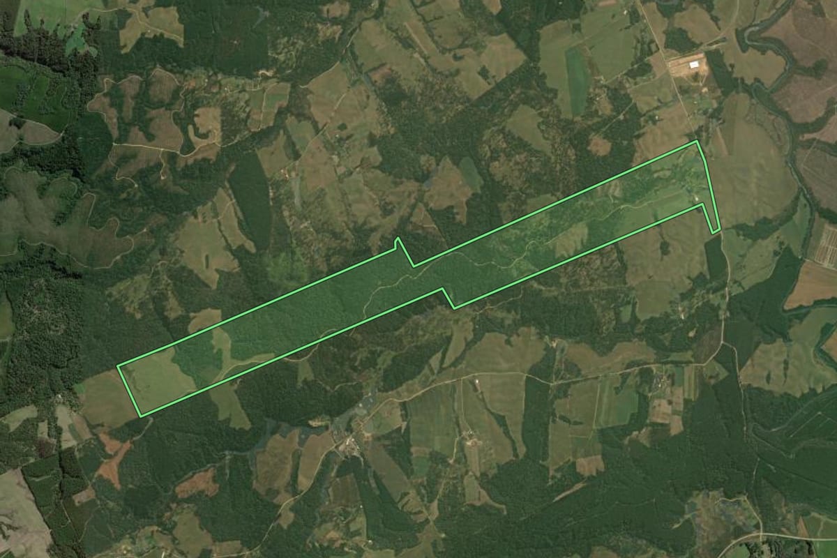 Imagem de satélite do imóvel rural em Rio Negrinho (SC), com o contorno declarado no CAR desenhado por cima.