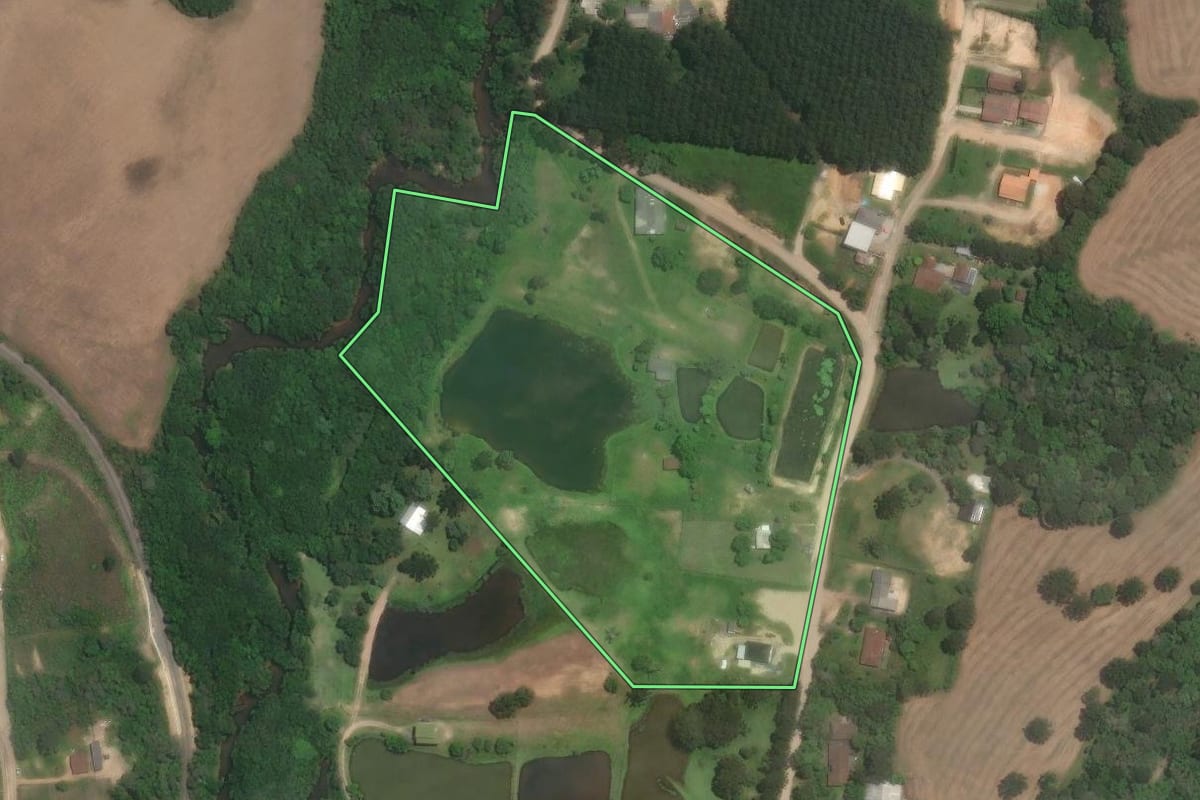 Imagem de satélite do imóvel rural em Rio Negrinho (SC), com o contorno declarado no CAR desenhado por cima.