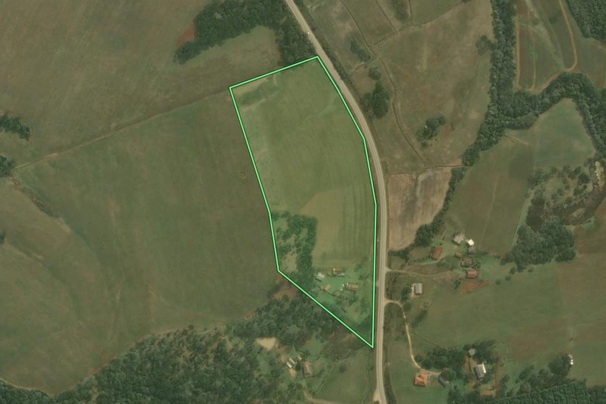 Imagem de satélite do imóvel rural em Rio Negrinho (SC), com o contorno declarado no CAR desenhado por cima.