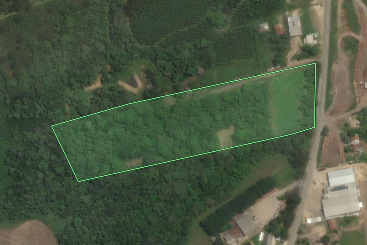 Imagem de satélite do imóvel rural em Rio Negrinho (SC), com o contorno declarado no CAR desenhado por cima.
