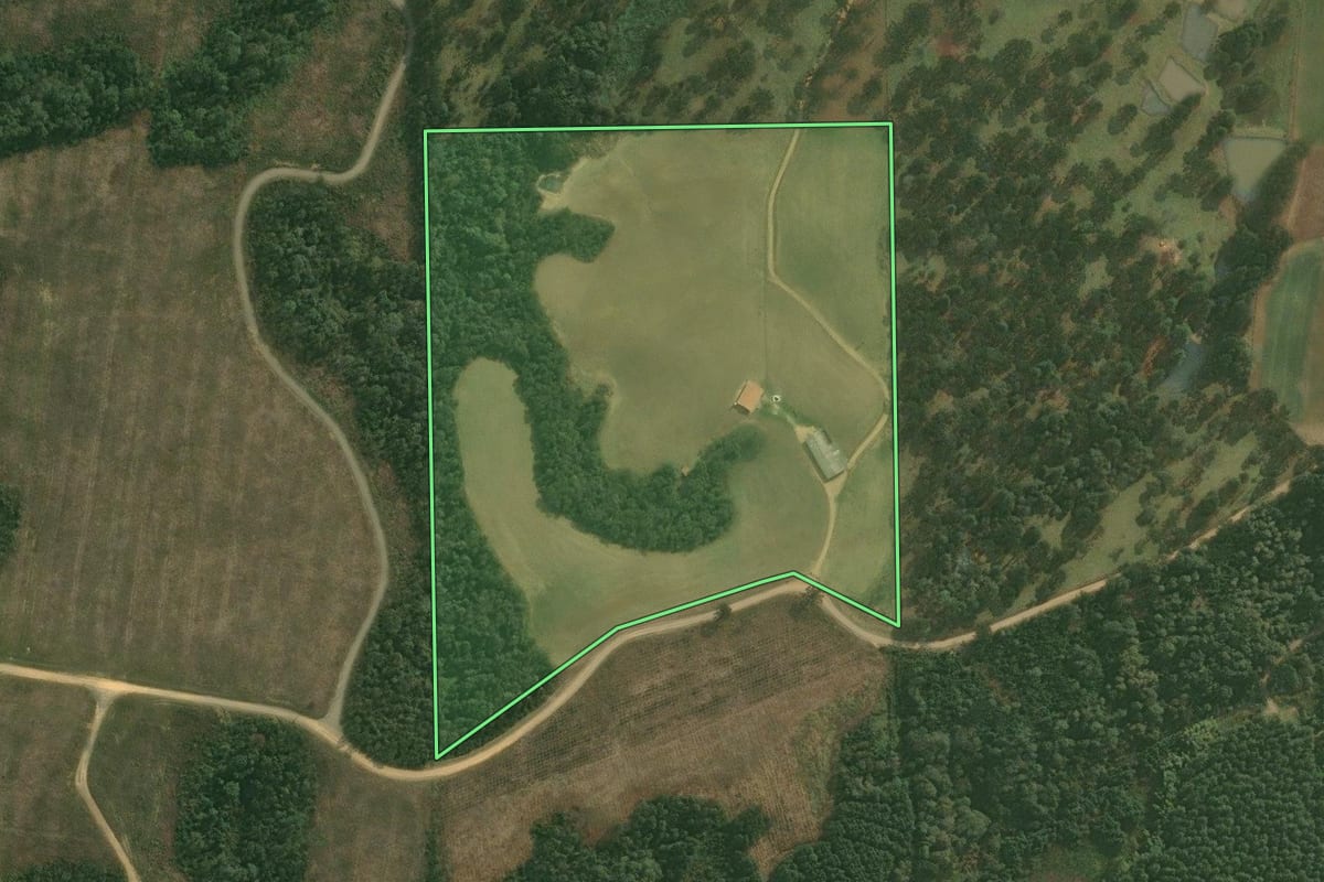 Imagem de satélite do imóvel rural em Rio Negrinho (SC), com o contorno declarado no CAR desenhado por cima.