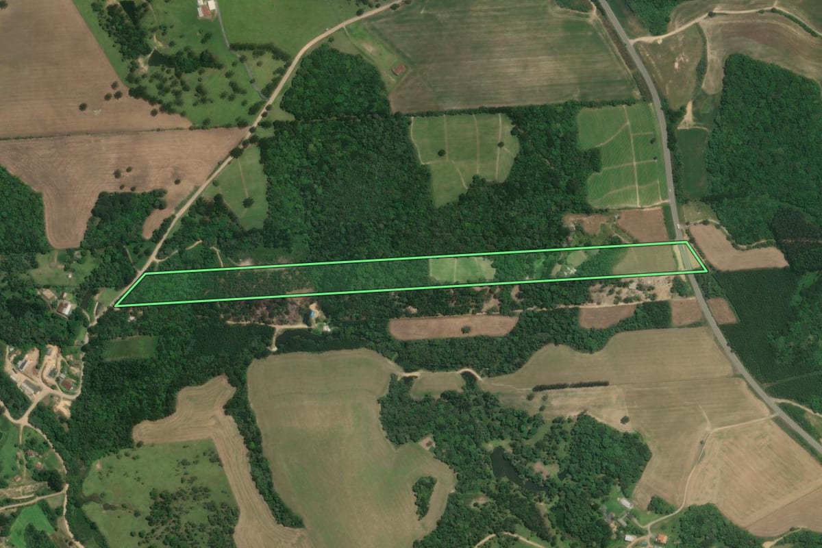 Imagem de satélite do imóvel rural em Rio Negrinho (SC), com o contorno declarado no CAR desenhado por cima.