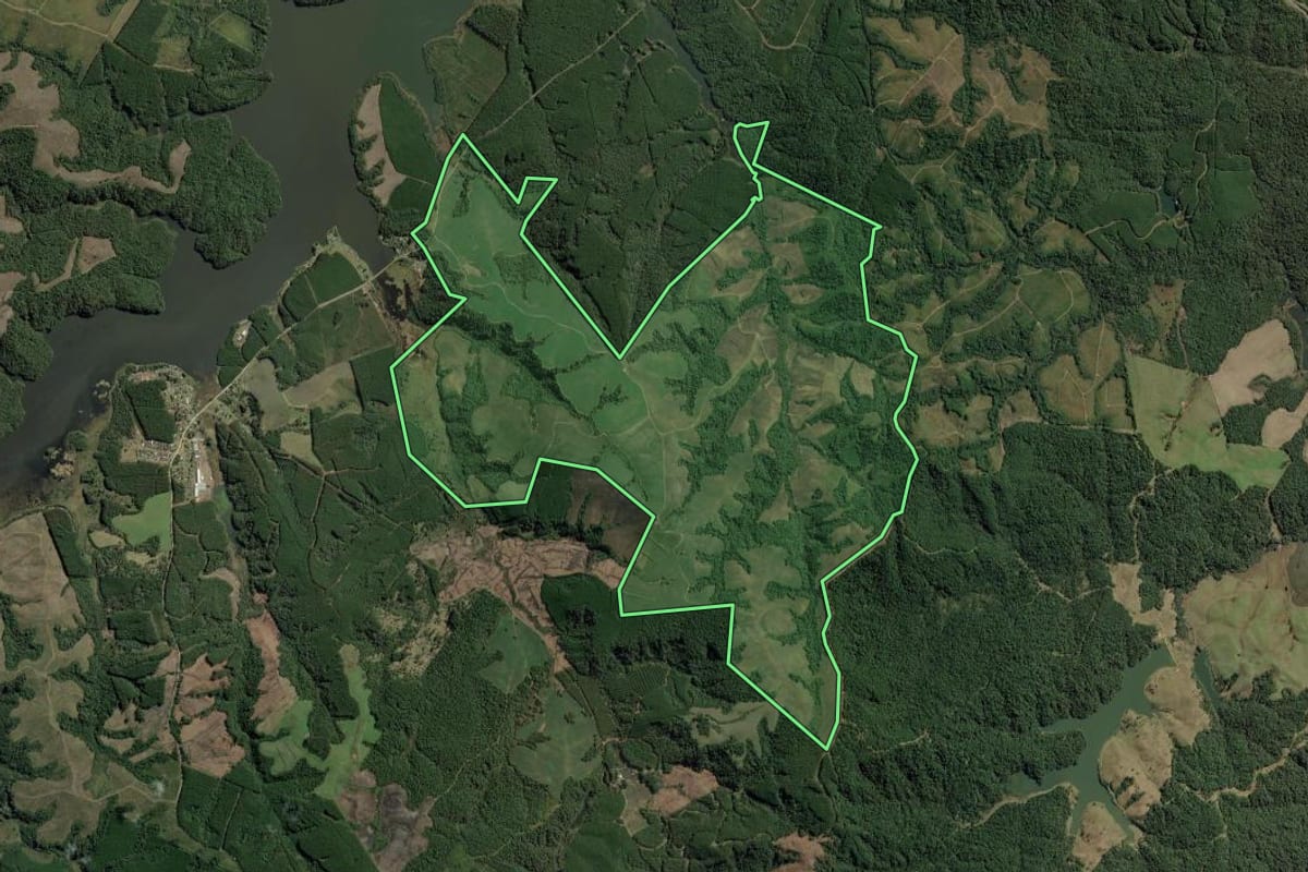 Imagem de satélite do imóvel rural em Rio Negrinho (SC), com o contorno declarado no CAR desenhado por cima.