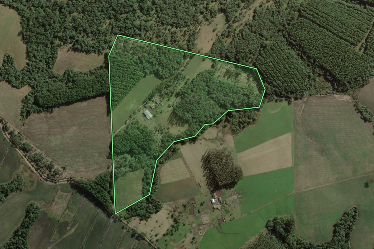 Imagem de satélite do imóvel rural em Rio Negrinho (SC), com o contorno declarado no CAR desenhado por cima.