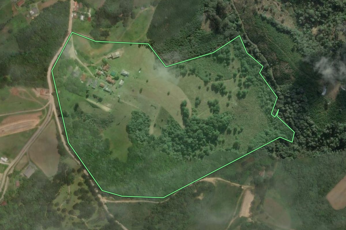 Imagem de satélite do imóvel rural em Rio Negrinho (SC), com o contorno declarado no CAR desenhado por cima.