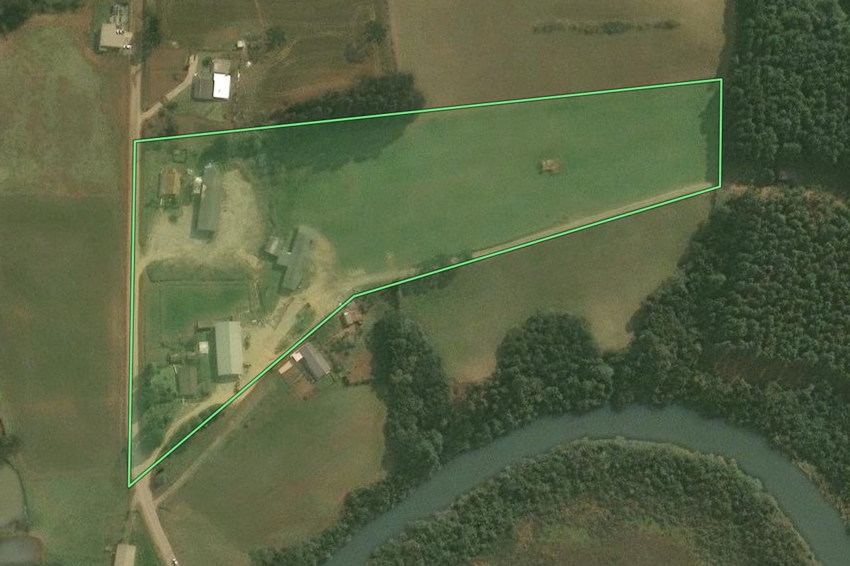 Imagem de satélite do imóvel rural em Rio Negrinho (SC), com o contorno declarado no CAR desenhado por cima.
