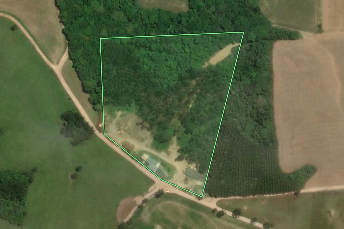 Imagem de satélite do imóvel rural em Rio Negrinho (SC), com o contorno declarado no CAR desenhado por cima.