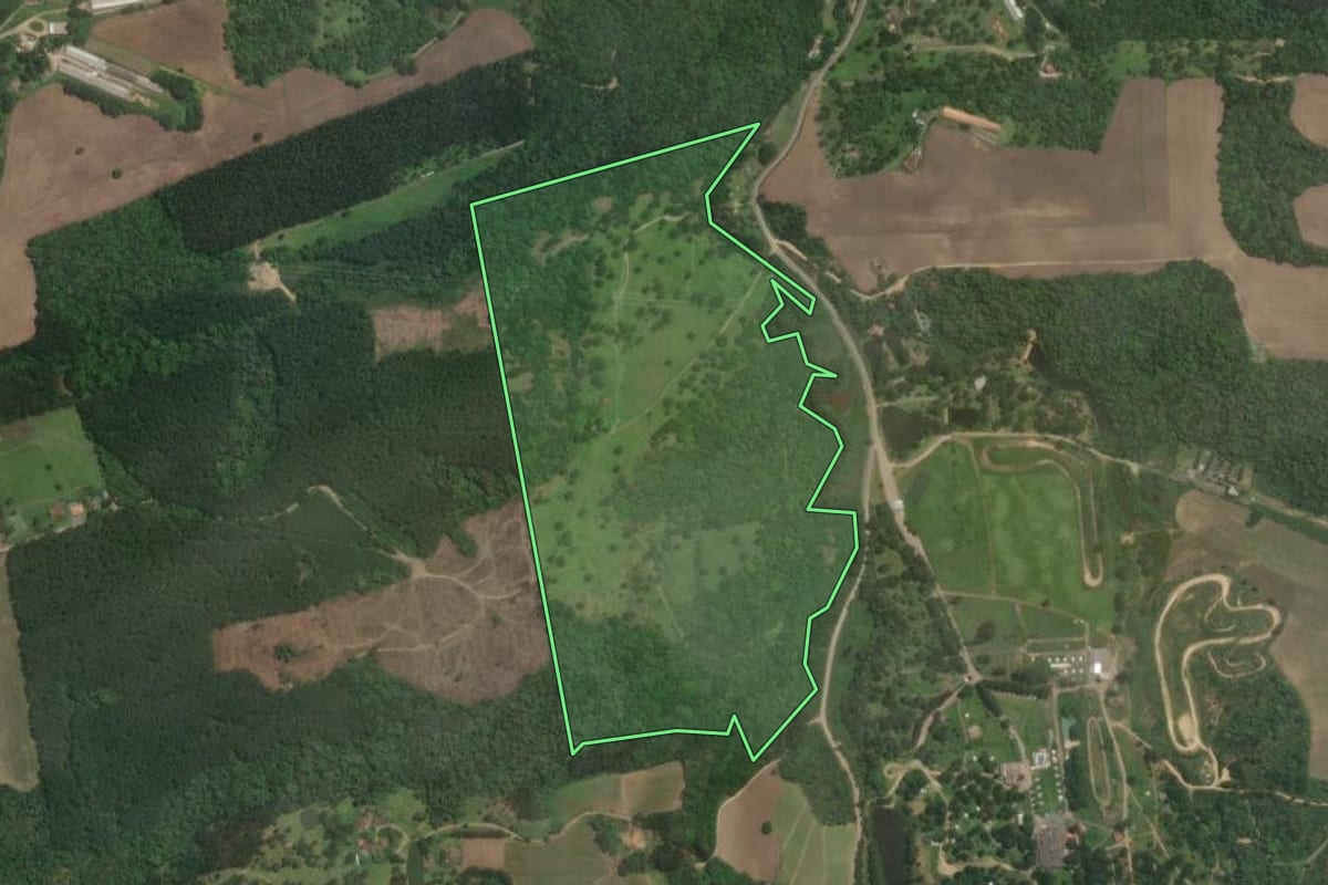 Imagem de satélite do imóvel rural em Rio Negrinho (SC), com o contorno declarado no CAR desenhado por cima.