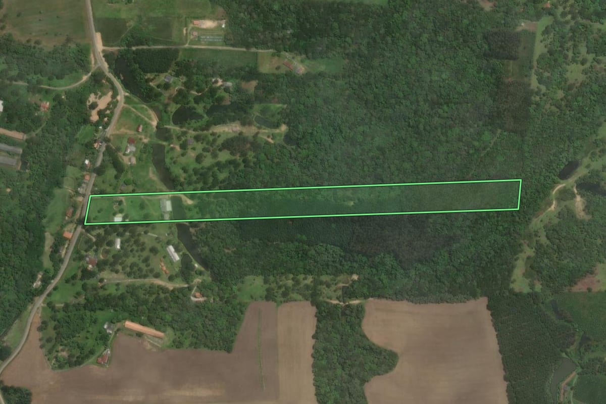 Imagem de satélite do imóvel rural em Rio Negrinho (SC), com o contorno declarado no CAR desenhado por cima.