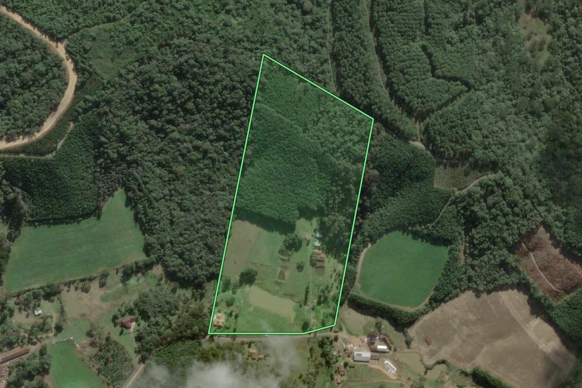 Imagem de satélite do imóvel rural em Rio Negrinho (SC), com o contorno declarado no CAR desenhado por cima.