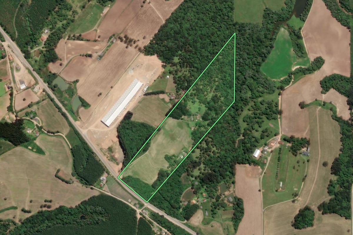 Imagem de satélite do imóvel rural em Rio Negrinho (SC), com o contorno declarado no CAR desenhado por cima.